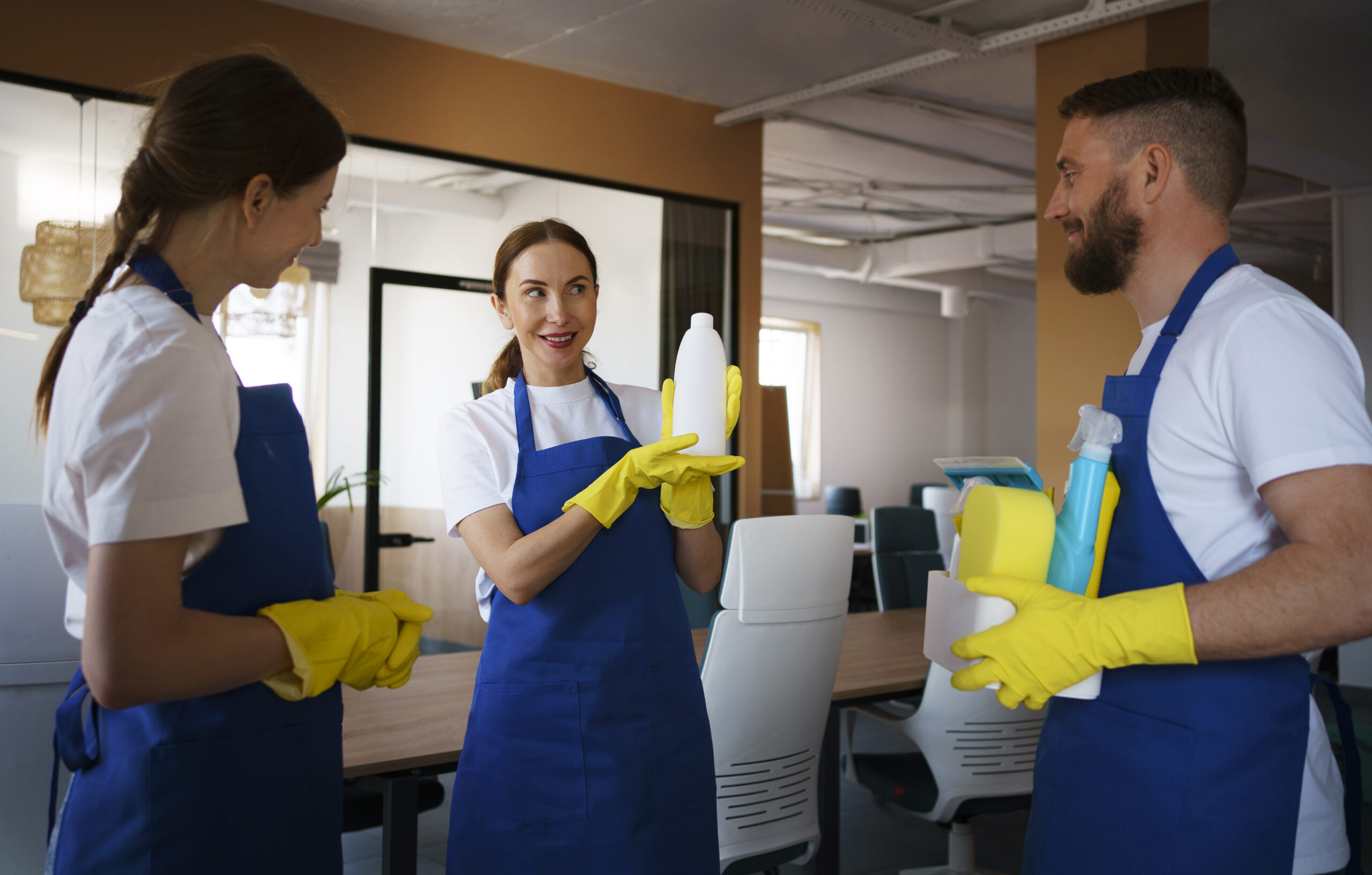 professional-cleaning-service-people-working-together-office chi_siamo