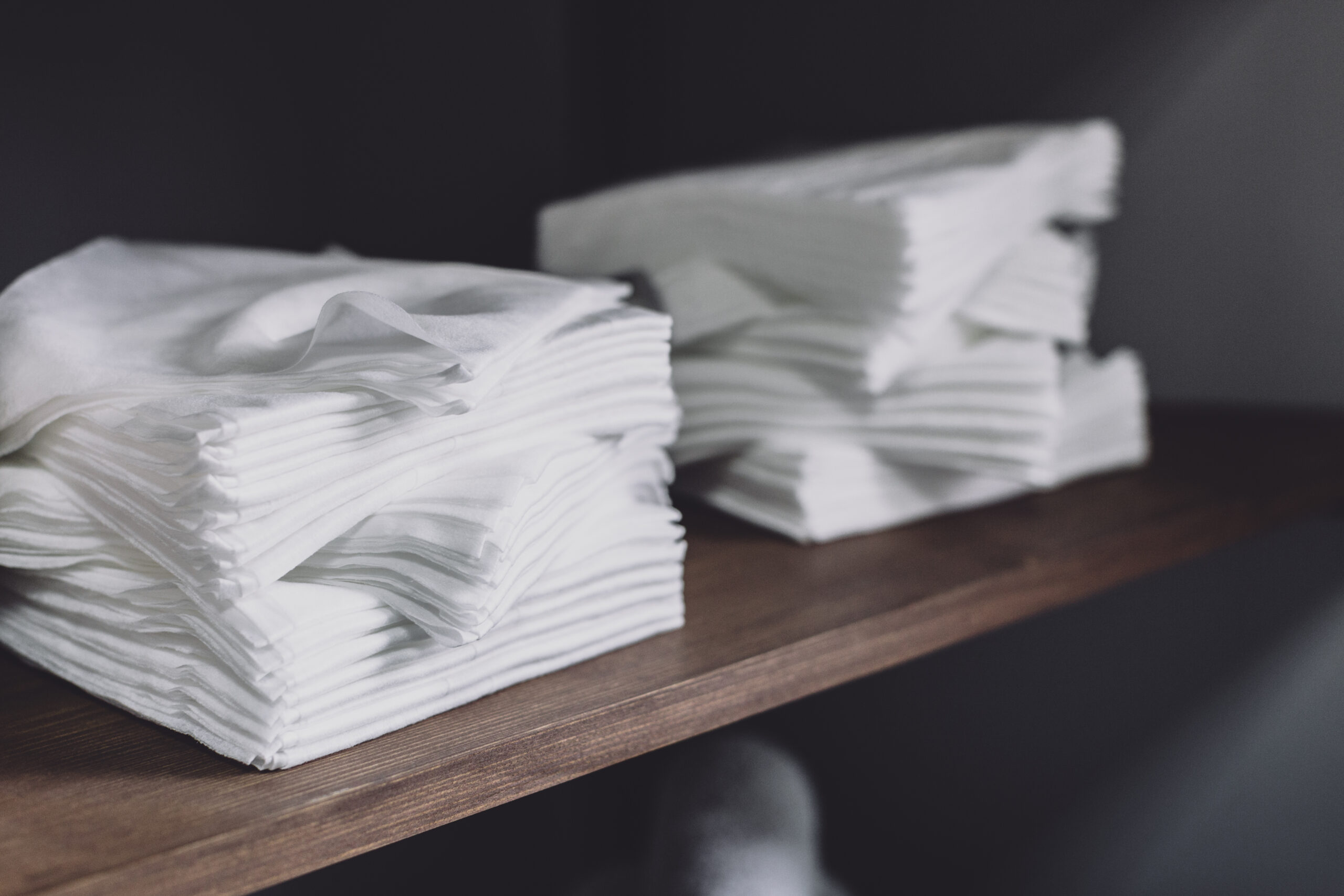 white-napkins-shelf tessili_per_ristorazione